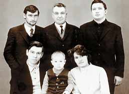 Фотография из семейного архива. Вверху, в центре, - отец Гаврила Георгиевич Яшков. Долгие годы он был передовиком сельского хозяйства на Алтае. Слева - младший брат Валерий. Справа - ассистент Юрий Илларионович Некипелов (сейчас он заслуженный деятель искусств). Рядом с Юрием Горным - сын Аркадий и жена Галина Игнатьевна. Целиноград. 1973 год.