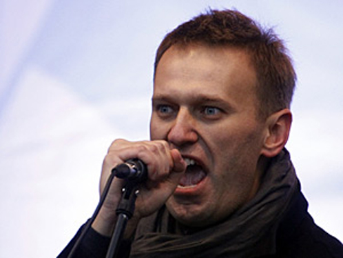 Лозунги, которые люди выкрикивают вместе с ораторами, способствуют более глубокому зомбированию