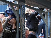 люди полезли на крышу